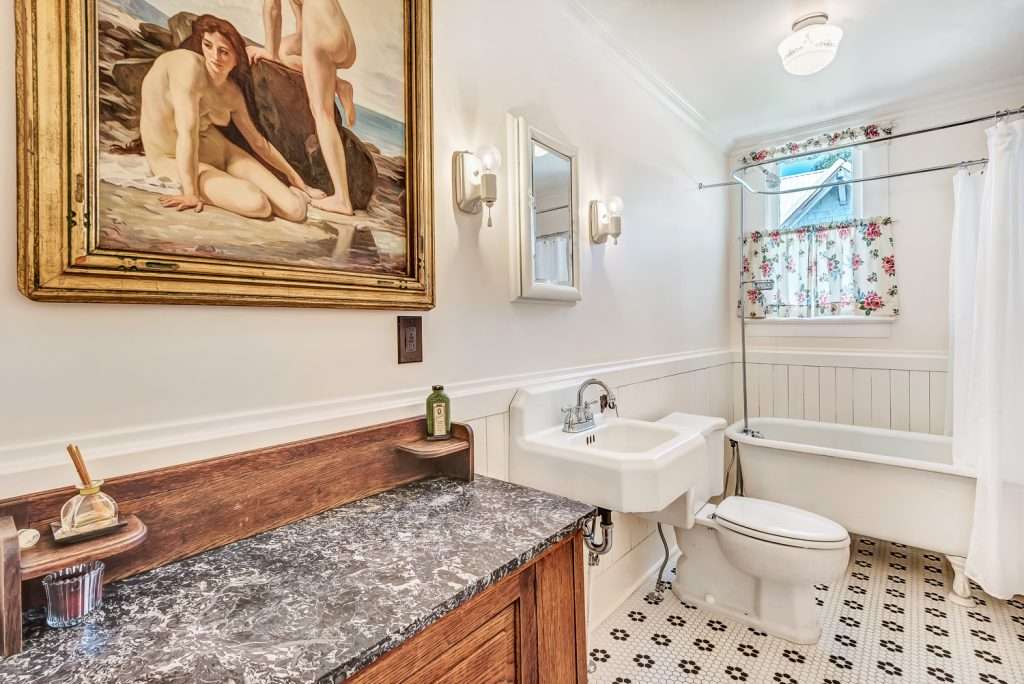 Noble House by Stahancyk House, Bathroom