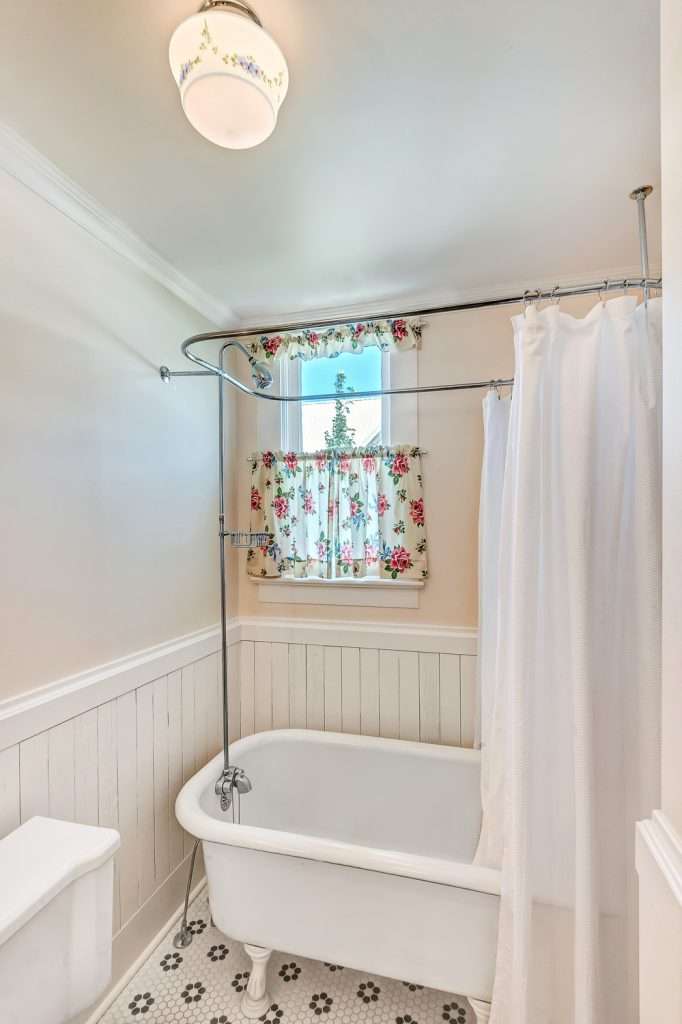 Noble House by Stahancyk House, Bathroom