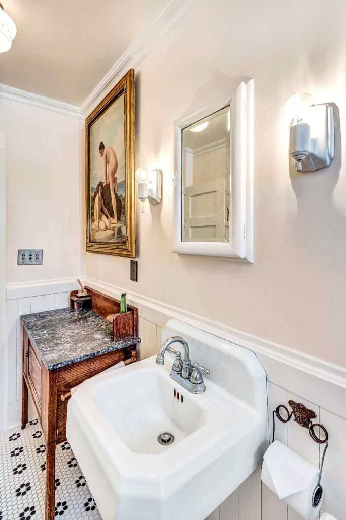 Noble House by Stahancyk House, Bathroom
